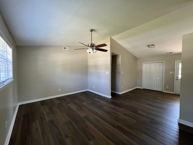 Building Photo - Beautiful 2 bedroom 2 bath single family house with fence, located in central Jacksonville. Close...
