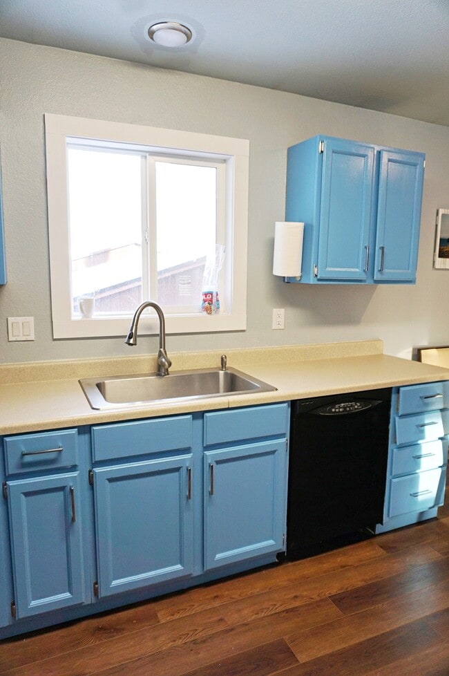 Building Photo - 1020 Friendly Ln