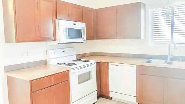 Building Photo - Beautiful 4 bedroom 3 bath townhouse w/att...
