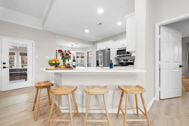 Building Photo - Lakefront Luxury Retreat, 5 Beds, 3 Baths, Quiet Gated Community.