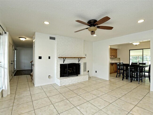 Building Photo - 3800 Palomar Ln