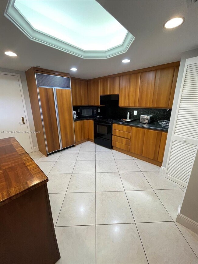 Building Photo - 9559 Collins Ave