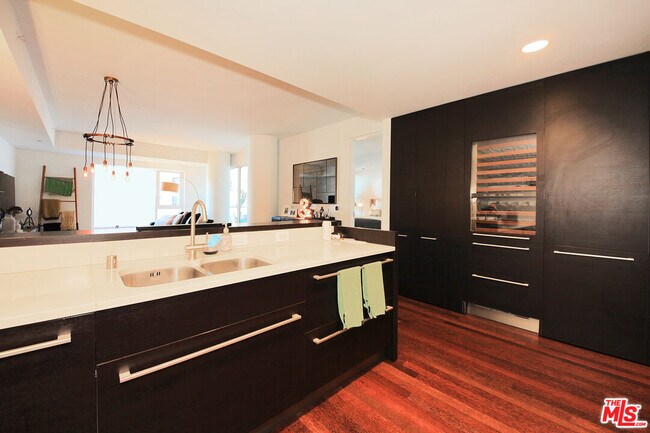 Building Photo - 6250 Hollywood Blvd