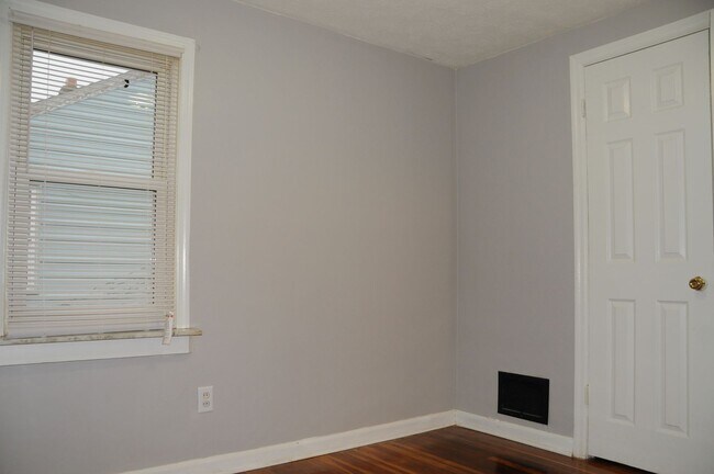 Building Photo - 926 S Harris Ave