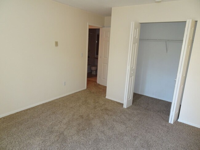 Building Photo - Modern 2-Bedroom Condo in Bellevue’s Merce...