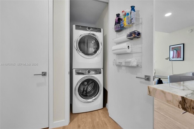 Building Photo - 2831 S Bayshore Dr