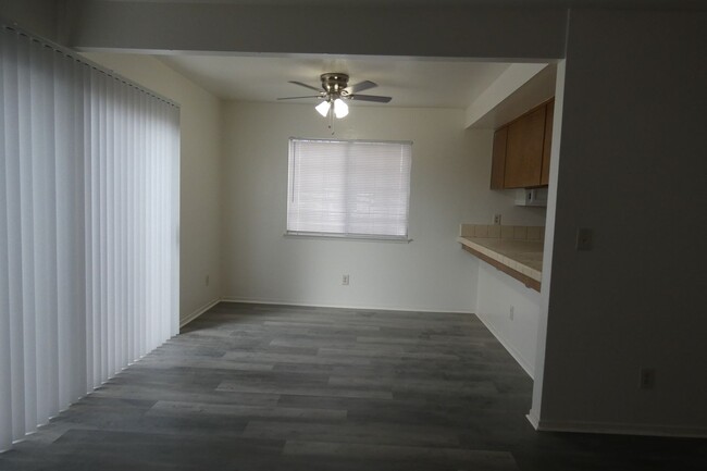 Building Photo - 3 Bedroom, 2.5 bath condo for rent