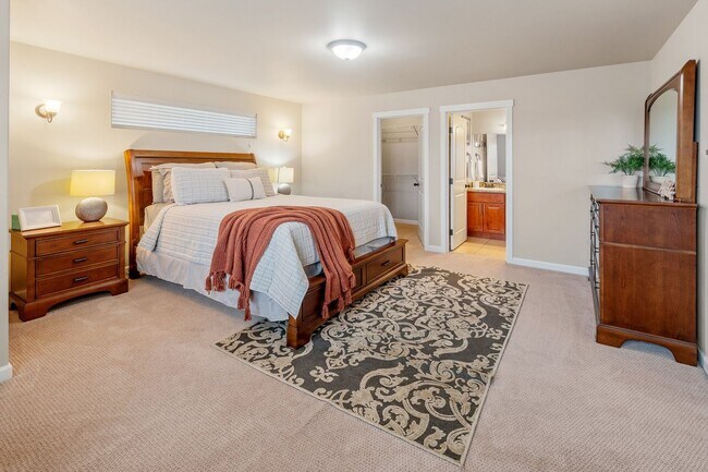 Building Photo - Central Tacoma home - 3 bedroom 2.5 bathroom with 2 Car garage and nice yard - Available May 2026.