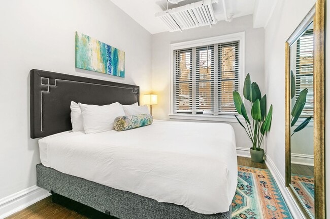 Building Photo - 635 W Roscoe St