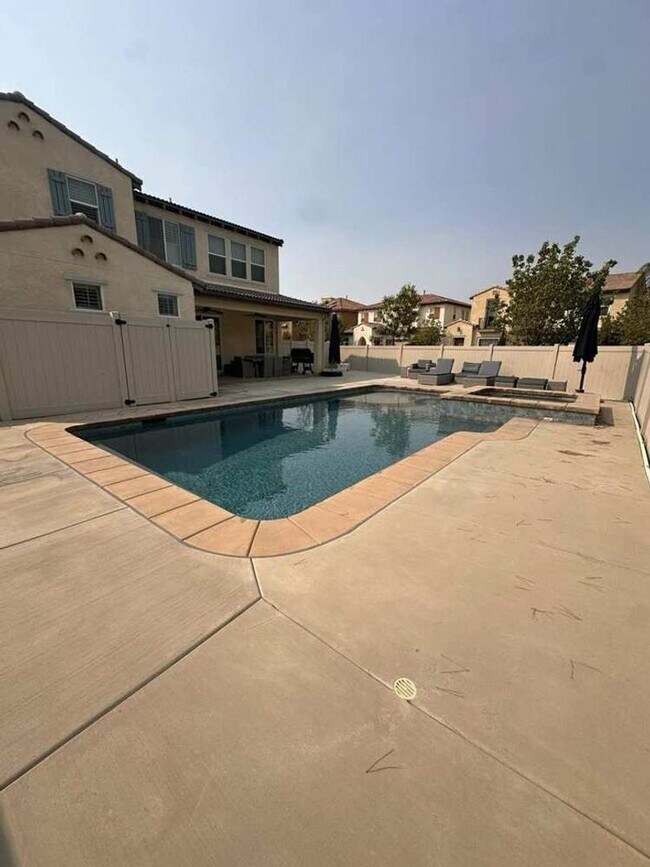 Building Photo - Stylish 4BR/3BA Home in Rosetta Canyon wit...