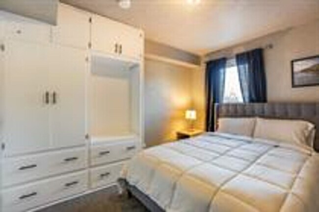 Building Photo - 255 1st Ave E N