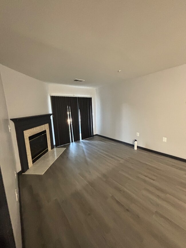 Building Photo - 8961 Town Center Cir
