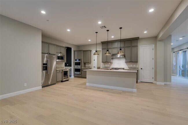Building Photo - 2566 Speyburn Ave
