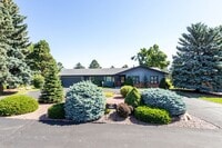 Building Photo - Ranch Style Home Located inside Kissing Camels!