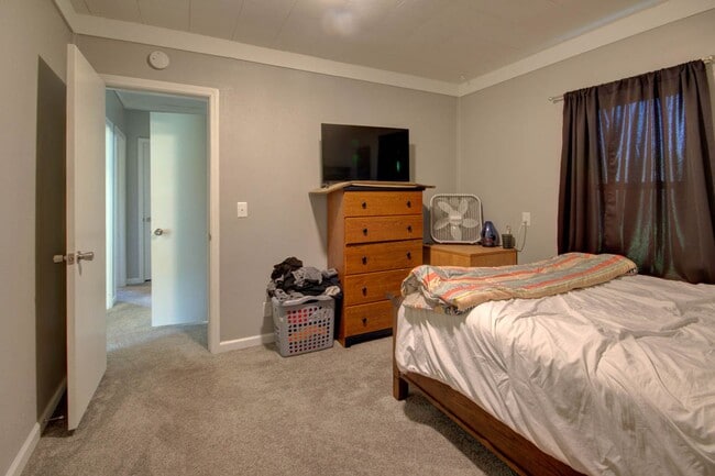 Building Photo - 3 bed home