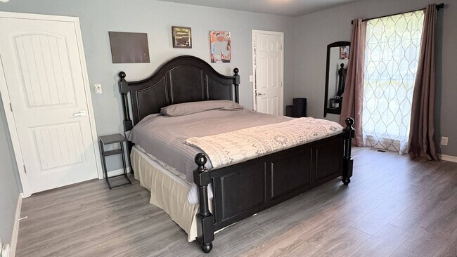 Building Photo - Remarkable 4 bed 2.5 bath w/ basement in Siloam Springs