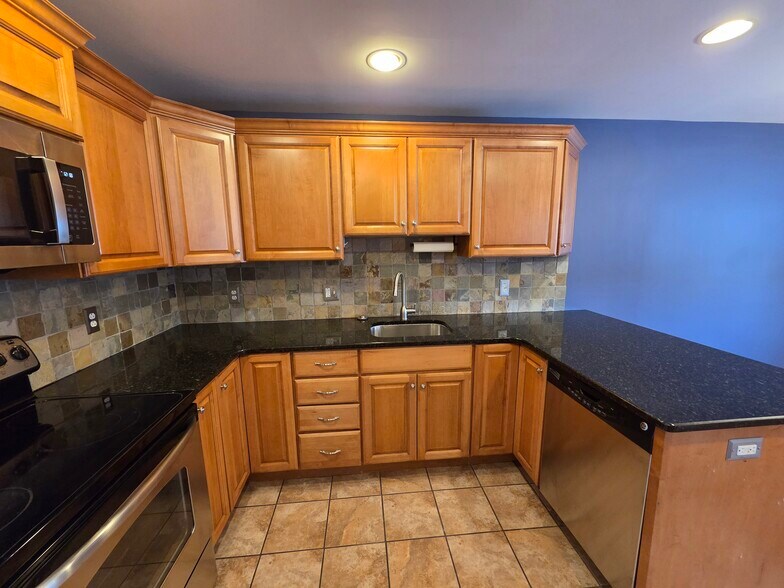 Building Photo - 204 Greenbriar Ln