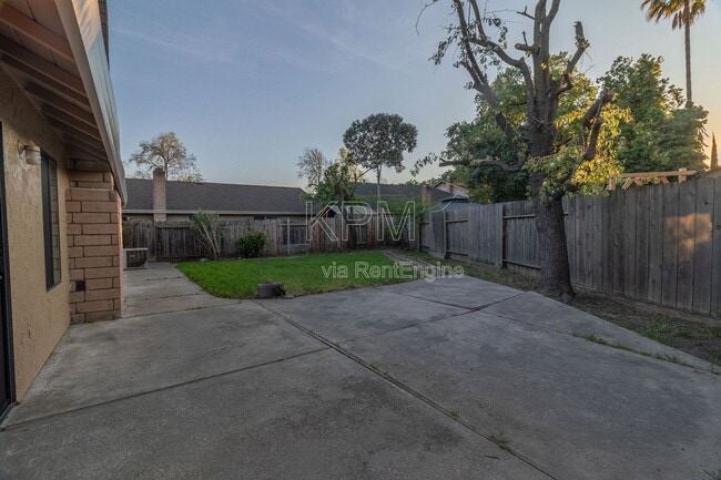 Building Photo - 8941 Blue Fox Way