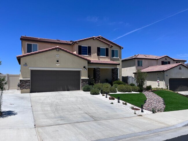 Building Photo - Stunning 4 bedroom 3 bath home