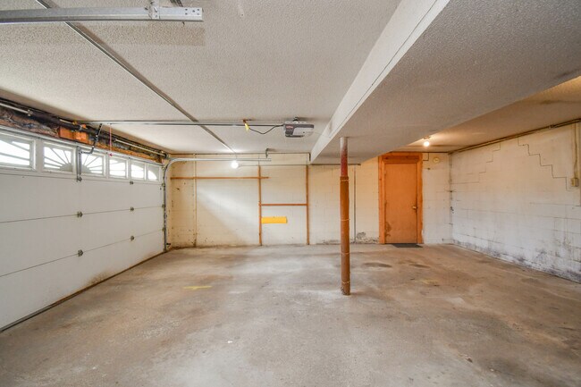 Building Photo - 4504 S Cliff Ave