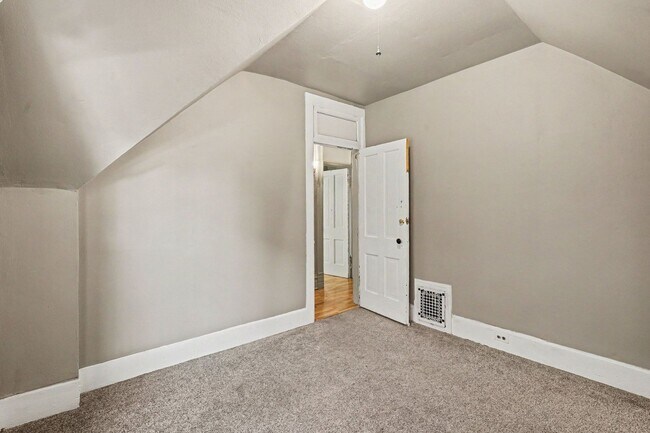 Building Photo - Comfort & Convenience in the Heart of Denver – 3BR/2BA