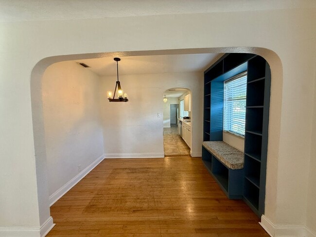 Building Photo - Euclid/Woodlawn Roommate Dream 4/3 home