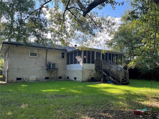 Building Photo - 2135 Middle Dr