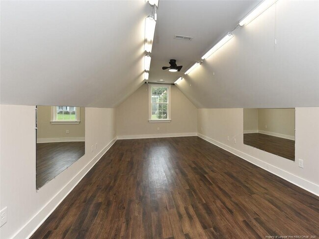 Building Photo - 723 Lindley Dr