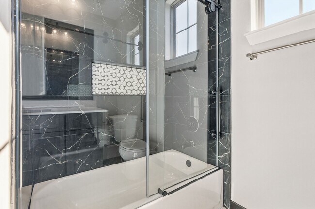 Building Photo - 208 Silverleaf Rd