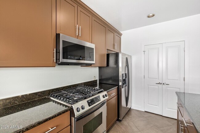 Building Photo - 945 E Playa Del Norte Dr