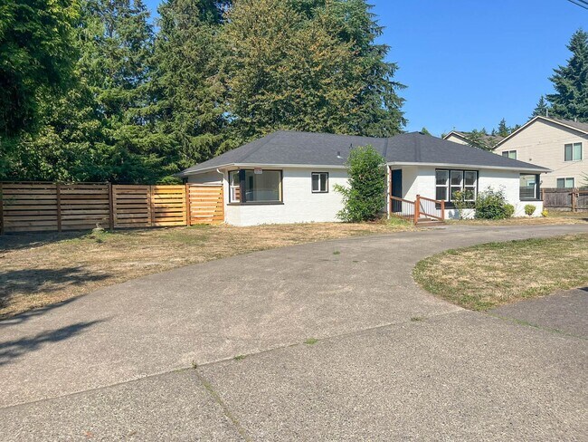 Building Photo - Charming NE Portland Apartment Near Parks, Shops & Transit