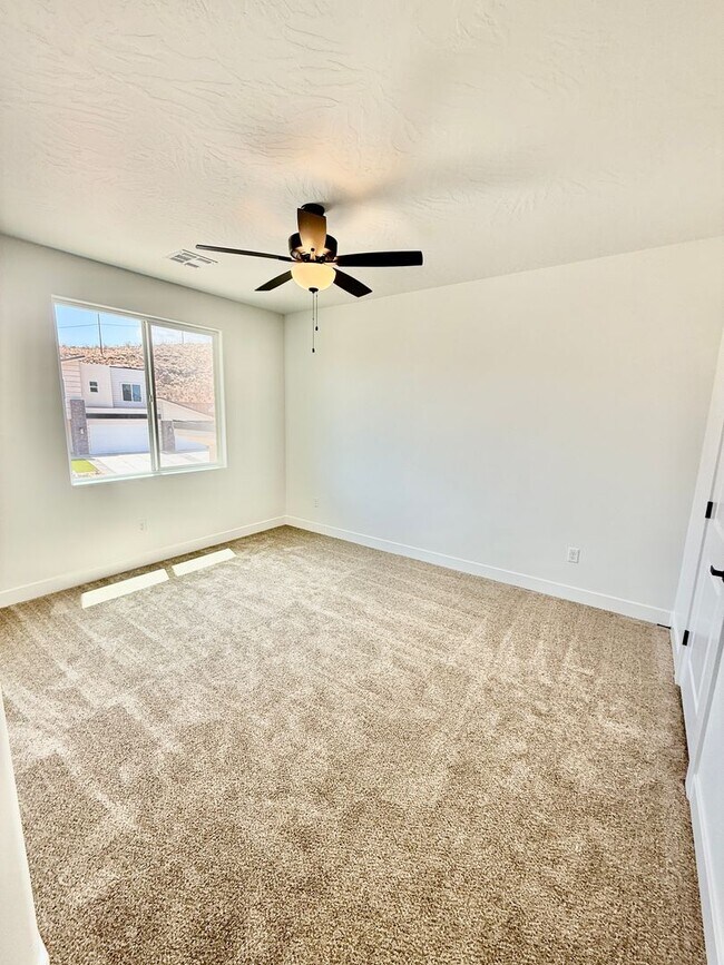 Building Photo - BRAND NEW Four Bedroom Townhome in Desert ...