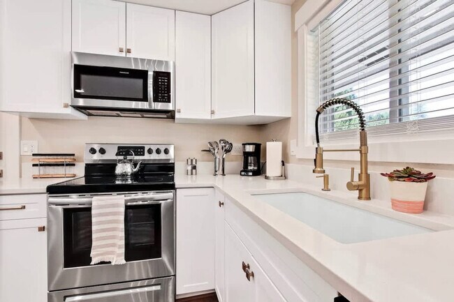 Building Photo - 1215 E Cerramar Ct