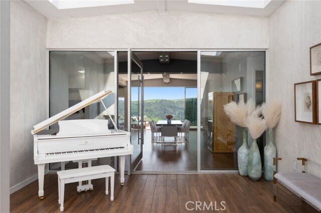 Building Photo - 2085 Temple Hills Dr