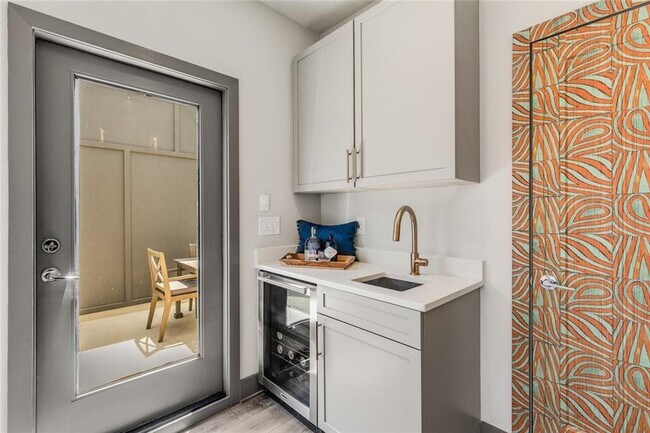 Building Photo - 1300 Chelsea Cir NW