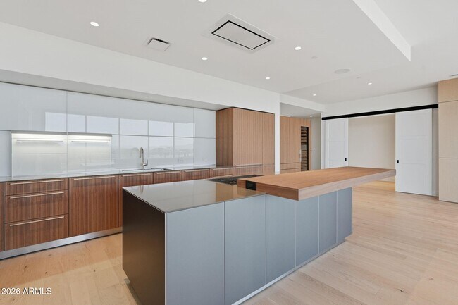 Building Photo - 4849 N Camelback Rdg Dr