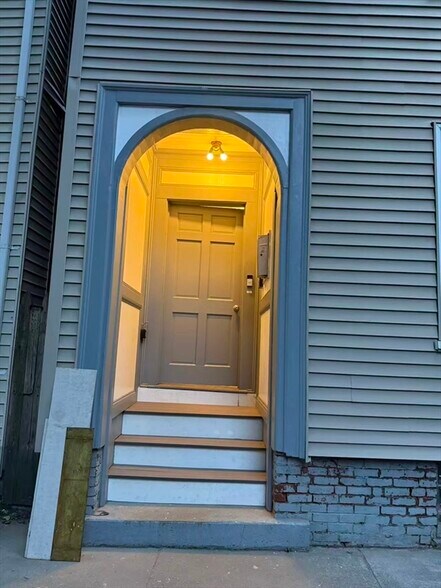 Building Photo - 63 Middle St