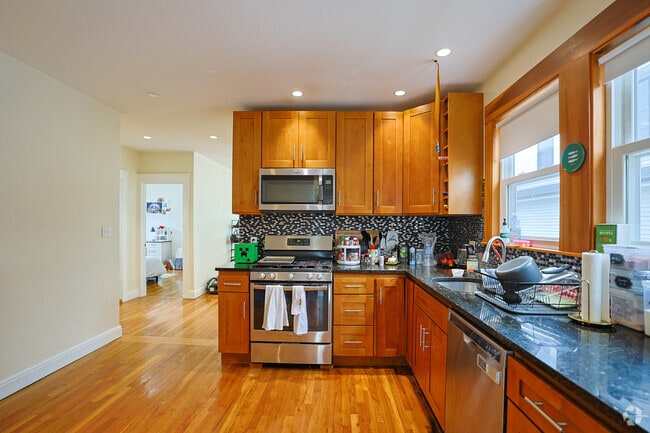 4BR, 2BA - 1,289SF - Kitchen - 7-9 Bonner Ave