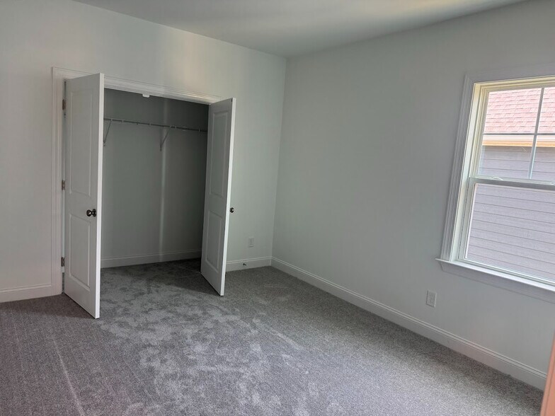 Building Photo - Room in House on Goldfinch Perch Ln