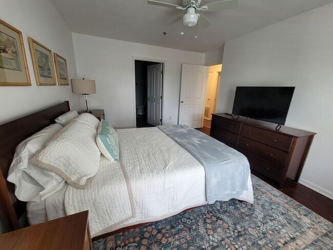 Building Photo - Welcome to our stunning 3-bedroom, 2-bathroom condo located in the beautiful city of Wilmington, NC.