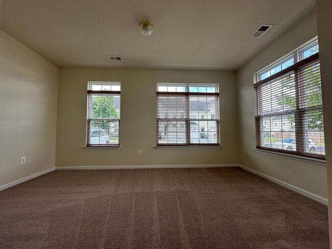 Building Photo - 214 Kintyre Ln