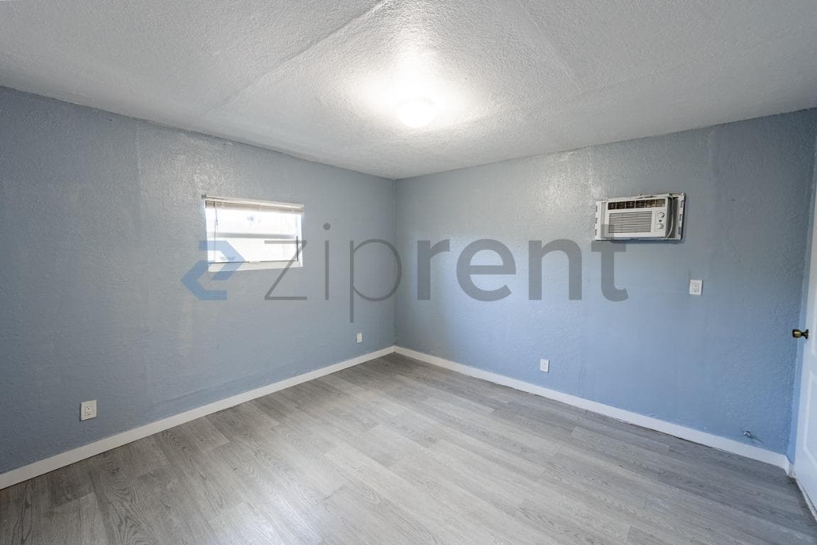 Building Photo - Unit