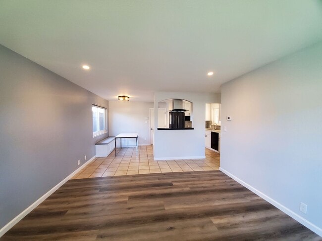 Building Photo - Remodeled 2 bedrom duplex centrally locate...