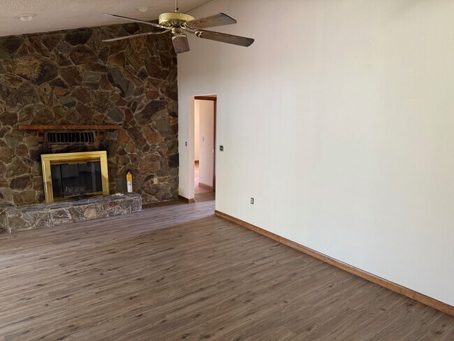 Building Photo - EXCELLENT 3/2/2 POOL HOME – 1,658 SQ FT!