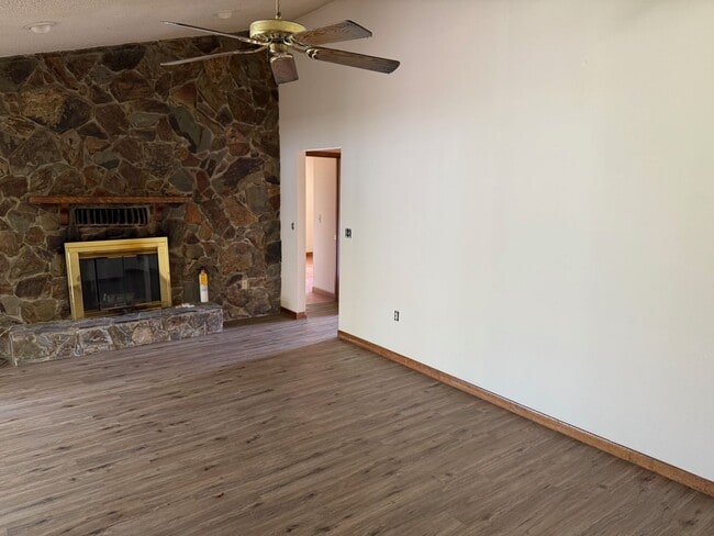 Building Photo - FiRST MONTHS RENT FREE 3/2/2 POOL HOME – 1...