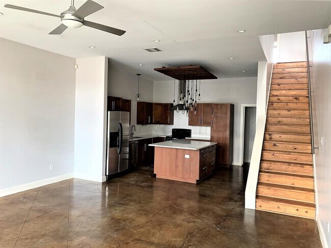 Building Photo - 1811 S Ervay St