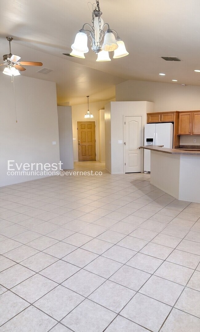 Building Photo - 3-Bed/2-Bath Home with Fenced Yard and Garage Parking/ Pet Friendly/Voucher Accepted/ Available S...