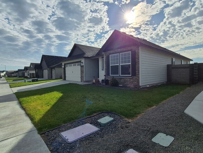 Building Photo - Charming 3-Bedroom, 2-Bath Home with Spaci...