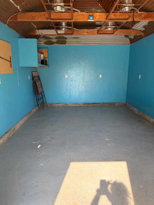 Building Photo - Remodeled and Furnished