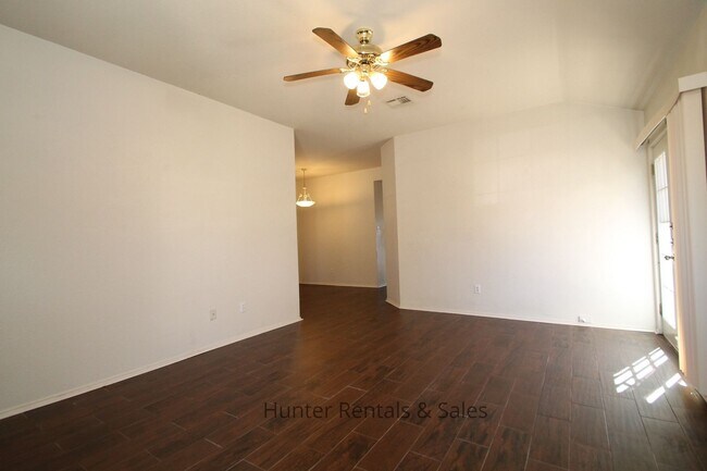 Building Photo - Amazing Fox Creek Home!